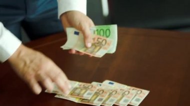 Banknot sayma adam