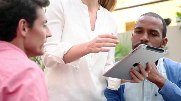 Colegas reunião ao ar livre com tablet — Vídeo de Stock