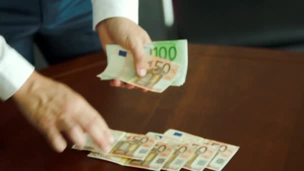 Homme comptant les billets — Video