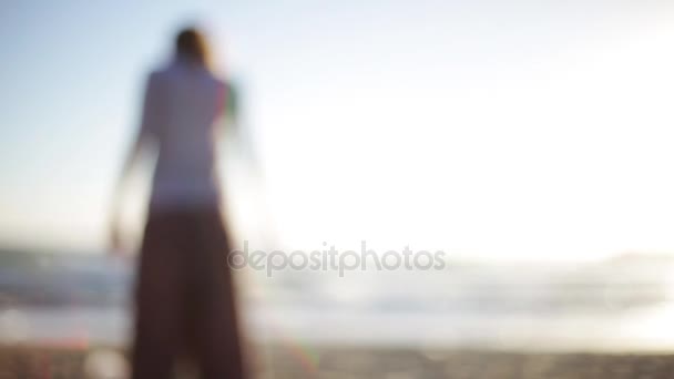 Frau macht Yoga am Strand — Stockvideo