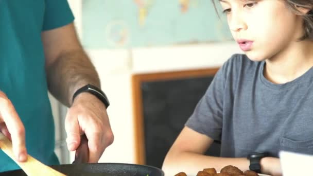 Chłopak mówi, jak ojciec do gotowania — Wideo stockowe