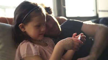 Baba ve kızı smartphone vasıl arıyorsunuz 
