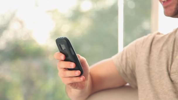 Hombre Enviando Mensajes Texto Hablando Por Teléfono Celular — Vídeos de Stock