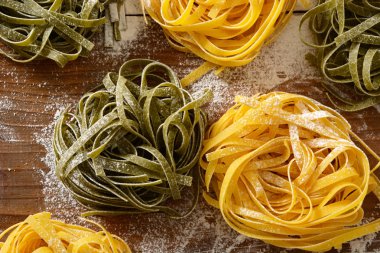 Masanın üzerine yumurta noodles