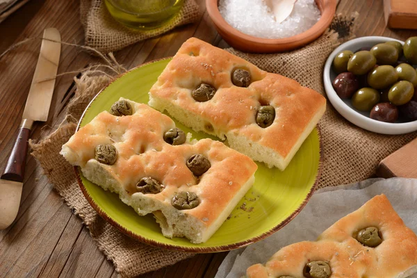 Pão liso com azeitonas — Fotografia de Stock