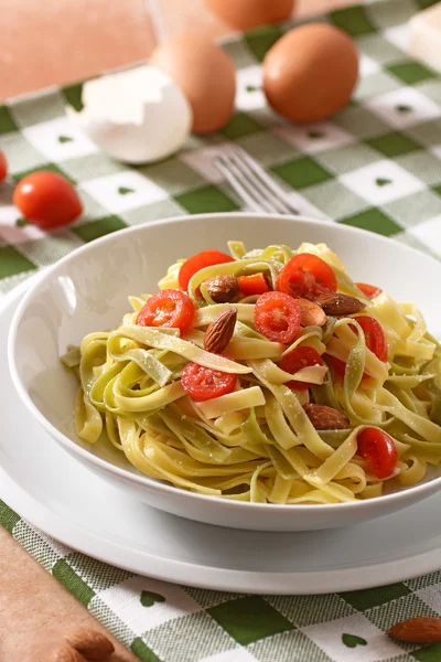 Egg noodles with tomato — Stock Photo, Image