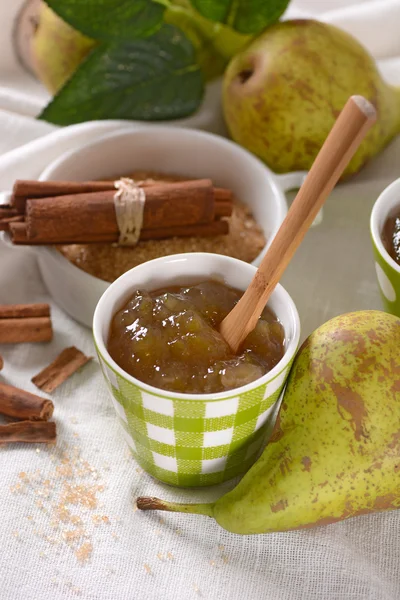 Mermelada de pera en el frasco verde — Foto de Stock