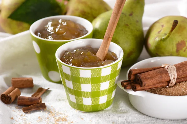 Birnenmarmelade im grünen Glas — Stockfoto