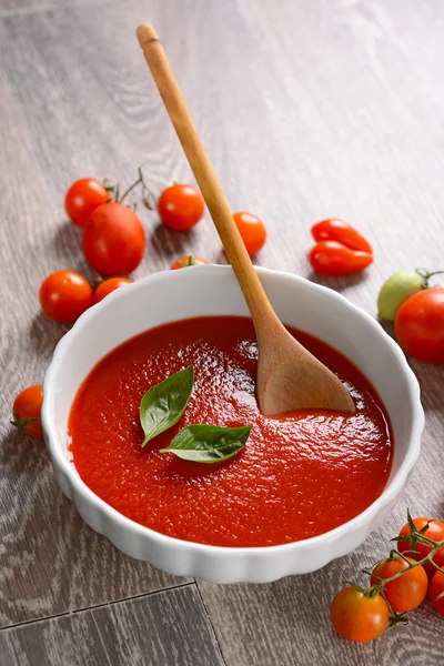 Salsa de tomate en el bowl — Foto de Stock