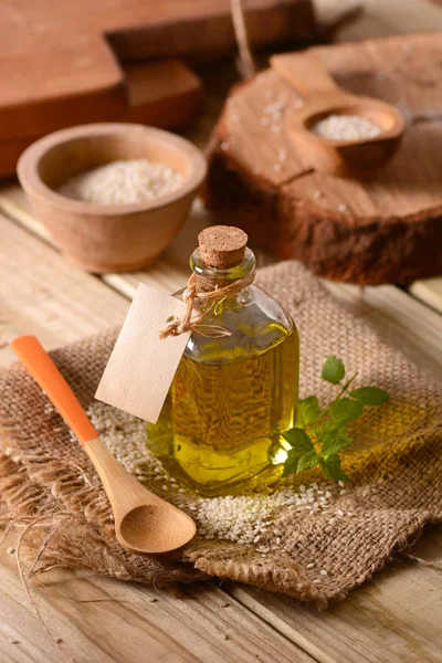 Aceite de semillas de sésamo en la botella — Foto de Stock