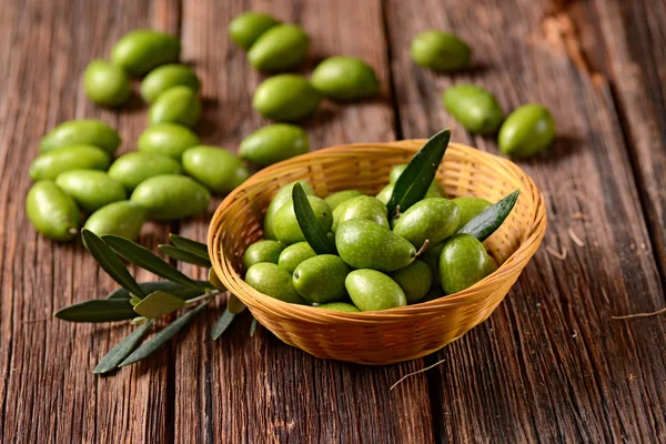 Aceitunas verdes frescas —  Fotos de Stock