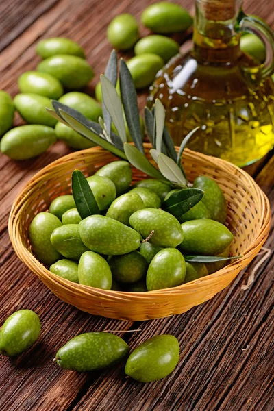 Fresh green olives — Stock Photo, Image