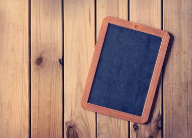 Masanın üzerine yazı tahtası