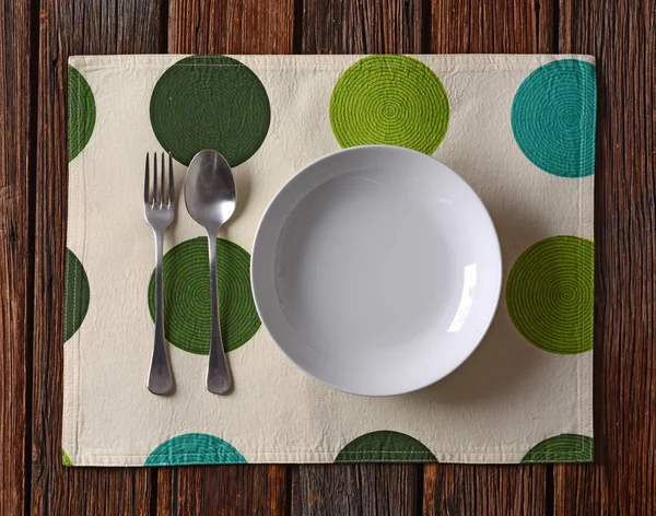 Der leere Teller auf dem Tisch — Stockfoto