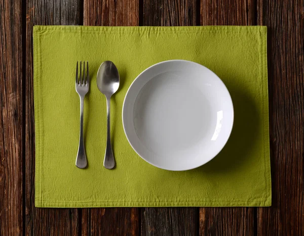 Der leere Teller auf dem Tisch — Stockfoto