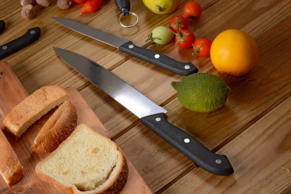 Кухонні ножі та інгредієнти — стокове фото