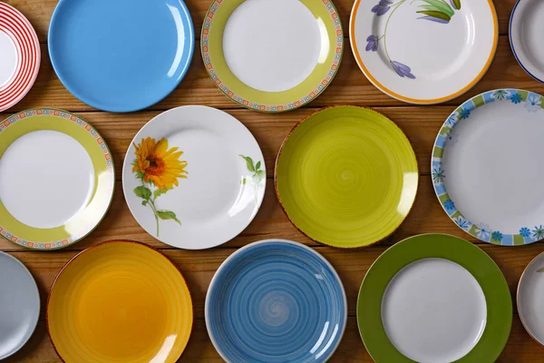 Пустые тарелки на столе — стоковое фото