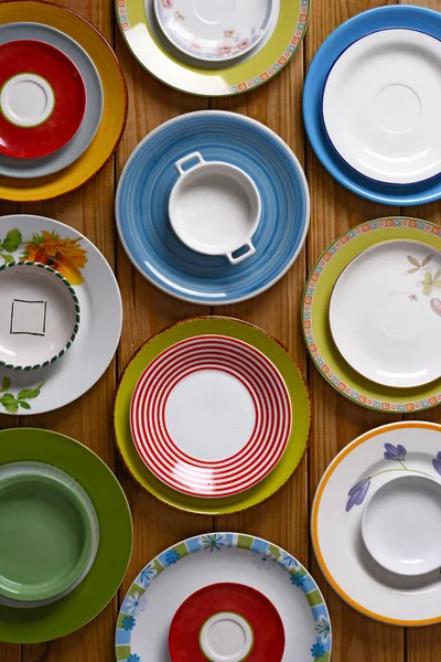 Empty plates on the table — Stock Photo, Image