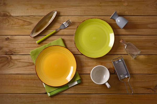 Pratos vazios na mesa — Fotografia de Stock