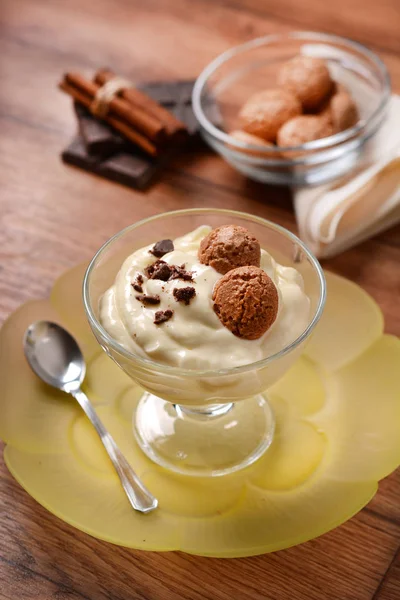 Dessert vanille dans la tasse en verre — Photo