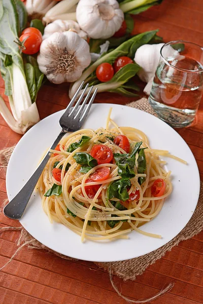 Spaghetti with chard and tomato — Stock Photo, Image