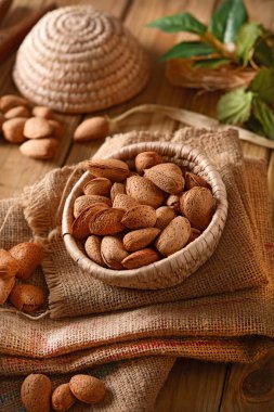 sepet kabuğundaki badem