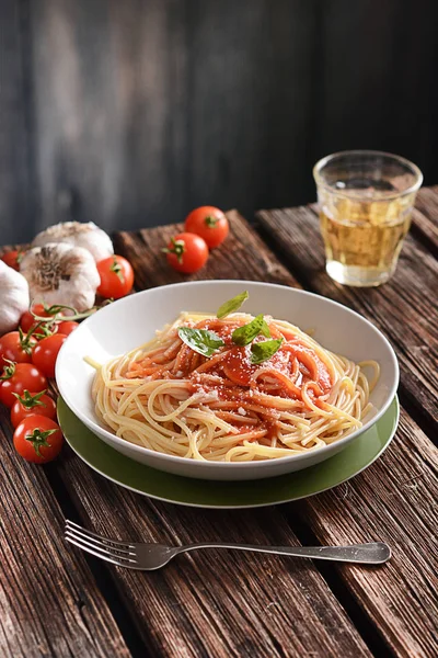 Spaghetti with tomato sauce with parmesan cheese and basil — Stock Photo, Image