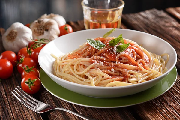 Espaguetis con salsa de tomate con queso parmesano y albahaca — Foto de Stock