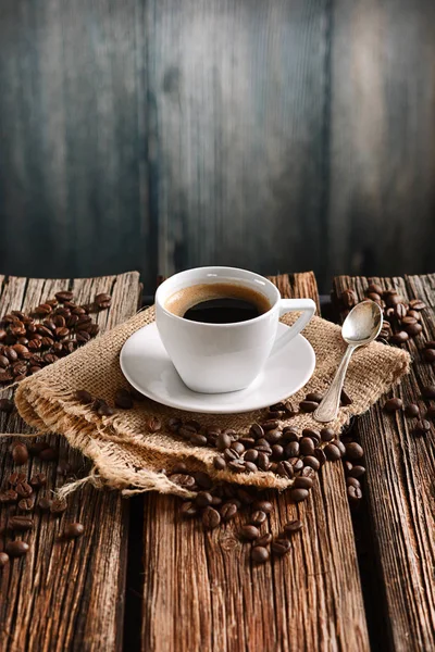 Ιταλικός καφές σε μικρό φλυτζάνι λευκό — Φωτογραφία Αρχείου