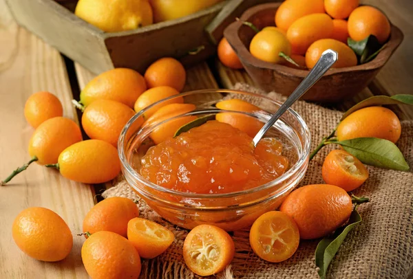 Mermelada kumquat casero en el tazón de cristal — Foto de Stock