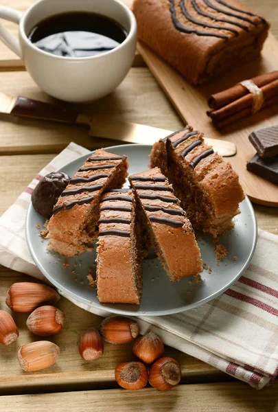 Fatias de bolo com chocolate e avelã — Fotografia de Stock