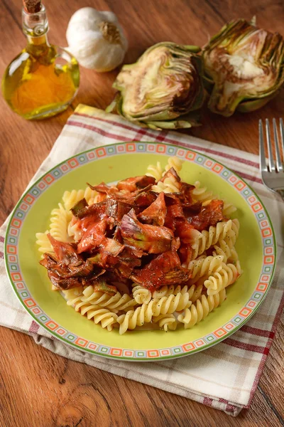 Nudeln mit Tomatensauce und Artischocken — Stockfoto