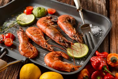 malzemelerle kavrulmuş kırmızı karides