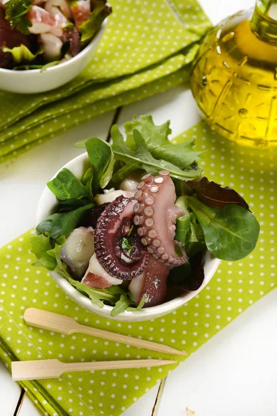 Tintenfischsalat mit verschiedenen Gemüsesorten in weißer Schüssel — Stockfoto