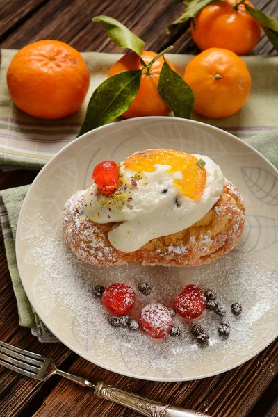 Fried cream puffs with ricotta and candied fruit - traditional S — Stock Photo, Image