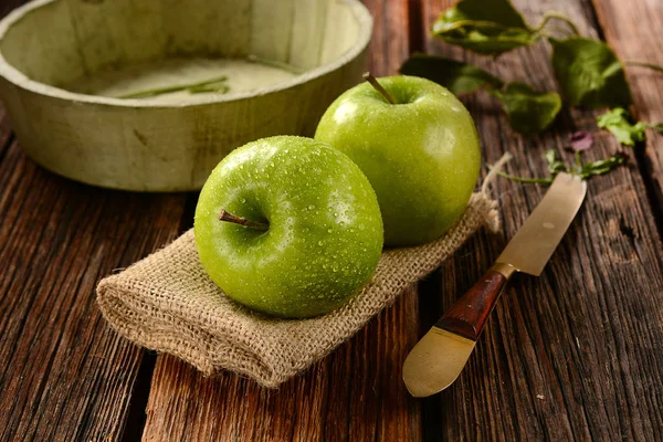 Dos manzanas verdes en la servilleta de yute —  Fotos de Stock