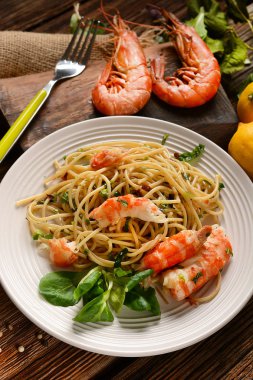 Spagetti karides ve çeşitli otlar - Italyan Mutfagi