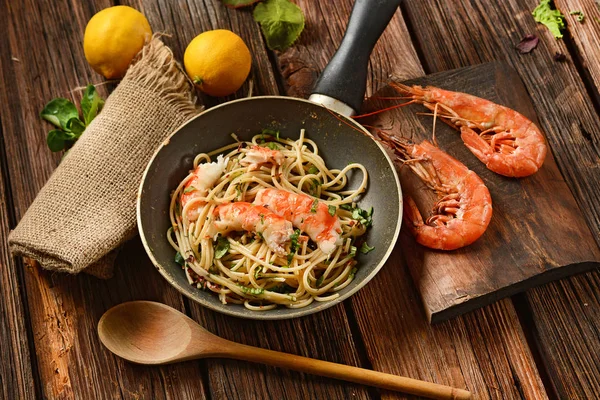 Спагетти с креветками и разнообразными травами - итальянская еда — стоковое фото