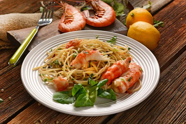 Spaghetti with shrimps and assorted herbs - Italian food — Stock Photo, Image