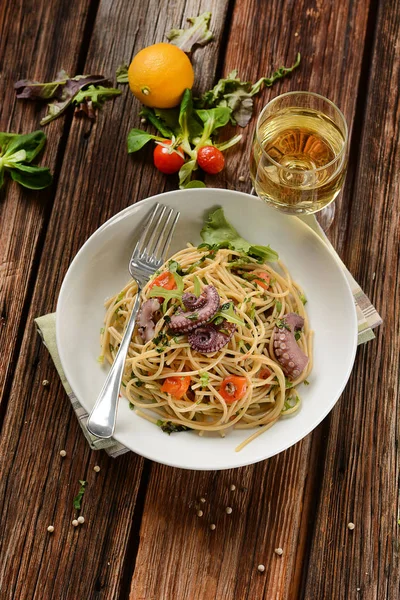 Spaghetti with octopus, tomatoes and assorted herbs - Italian fo — Stock Photo, Image