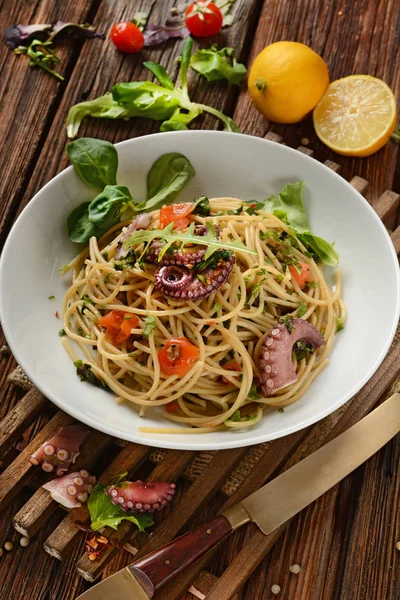 Spaghetti with octopus, tomatoes and assorted herbs - Italian fo — Stock Photo, Image