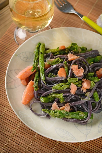 Fettuccine flavor of blueberries with salmon and asparagus — Stock Photo, Image