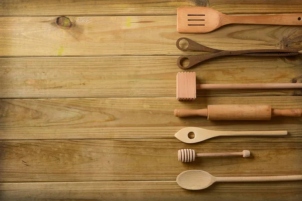 Conjunto de utensílios de cozinha na mesa — Fotografia de Stock