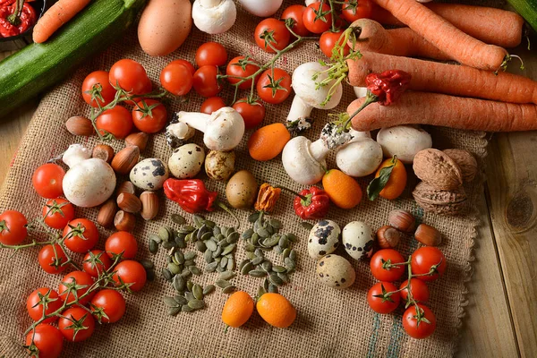 Mucchio di ingredienti vegetariani in tavola — Foto Stock