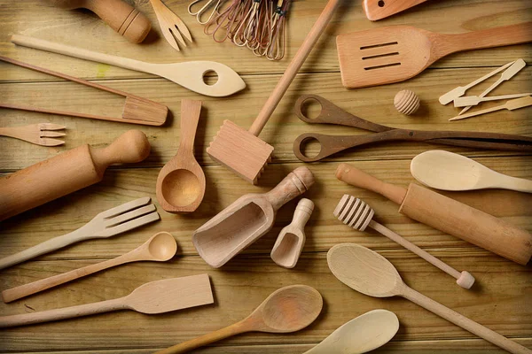 Conjunto de utensílios de cozinha na mesa — Fotografia de Stock