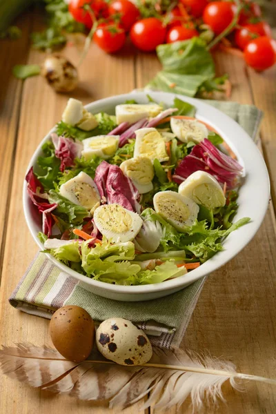 Салат из овощей с перепелиными яйцами — стоковое фото