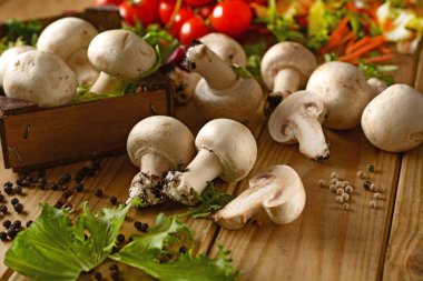 ahşap masa üzerinde champignon mantar
