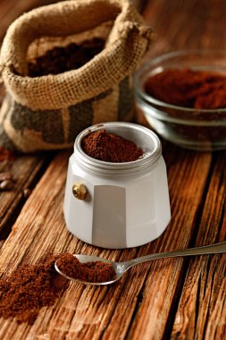 eski kahve makinesi ve kahve çekirdekleri - İtalyan kahvesi