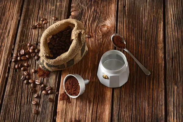 Máquina de café velha e grãos de café - café italiano — Fotografia de Stock