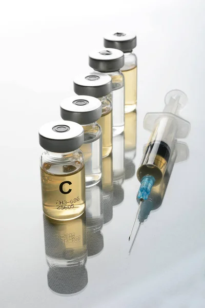 Vaccin in de flacon met spuit in de buurt van — Stockfoto